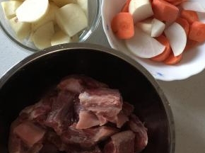 将胡萝卜、白萝卜、土豆洗净切大块