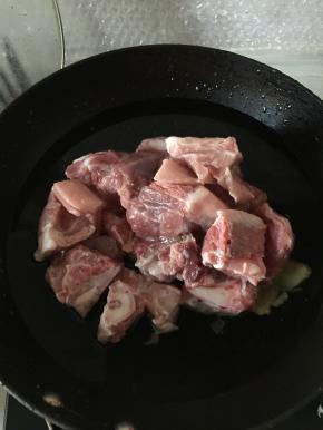 将排骨洗净，在水里加入盐、姜片、料酒焯一会儿