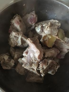 撇掉血沫，将排骨捞出来