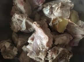 撇掉血沫，将排骨捞出来