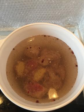 把排骨放在锅里，加入花椒、胡椒粉、少许料酒，盖上锅盖烧1个小时，