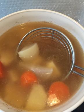 在国内加入土豆块，再烧30分钟，再加一勺盐，直到排骨炖烂为止