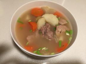 排骨和配菜都熟了后盛碗，撒上适量葱花即可