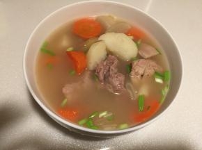 排骨和配菜都熟了后盛碗，撒上适量葱花即可