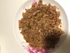 将肉馅洗净，在锅中加入盐、酱油、料酒、榨菜、胡椒粉，熬制一会儿做成肉臊子