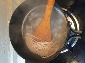 把水烧开，加入适合自己饭量的面条，煮一开