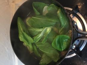 在锅里加入油菜，再烧一开