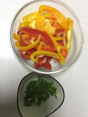 将彩椒洗干净后切成小条