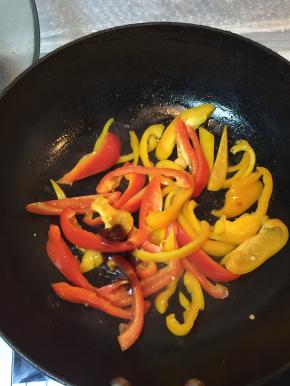 在锅里加入少许盐、糖和蚝油