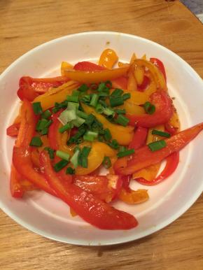 翻炒几分钟，至彩椒油亮，加入小葱即可出锅