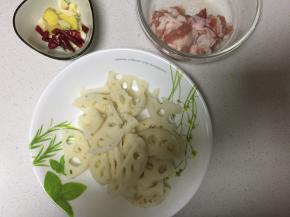 将藕切成小片，五花肉切片，姜蒜和干辣椒切好备用