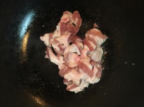 在锅里加入油，把五花肉煸炒一下