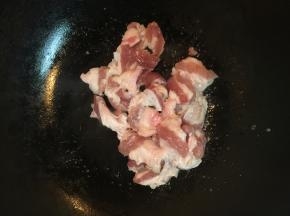 在锅里加入油，把五花肉煸炒一下