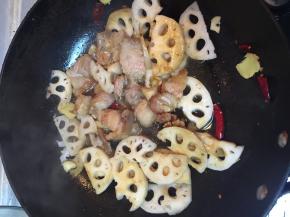 在锅里倒入藕片，加入盐、糖和酱油，加入少量的水，煮2分钟，把藕煮熟