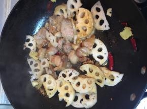 在锅里倒入藕片，加入盐、糖和酱油，加入少量的水，煮2分钟，把藕煮熟