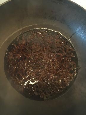 把锅里的水烧开，加入红茶，关火闷10分钟