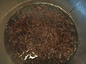 把锅里的水烧开，加入红茶，关火闷10分钟