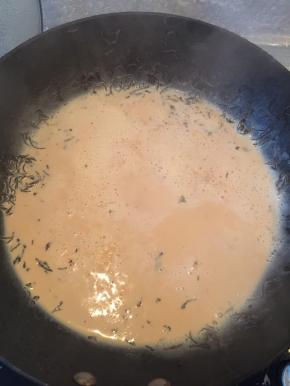 在锅里加入牛奶，煮开