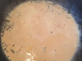 在锅里加入牛奶，煮开