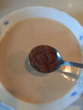 将奶茶盛出来，过滤掉茶叶，加入少许红糖