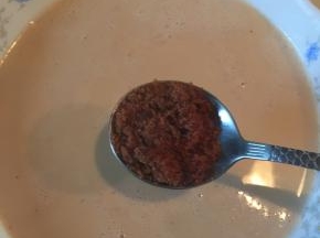 将奶茶盛出来，过滤掉茶叶，加入少许红糖