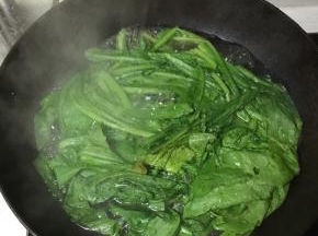 在锅里把水烧开加入油麦菜，焯一下，加入盐和油可以让菜更翠绿