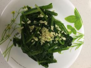 将油麦菜捞出来加入蒜末