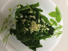 将油麦菜捞出来加入蒜末