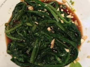 在盘里加入酱油和醋，比例为3:4，少许糖和盐调味