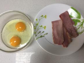 将两个鸡蛋和培根准备好，