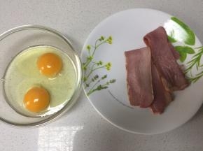 将两个鸡蛋和培根准备好，