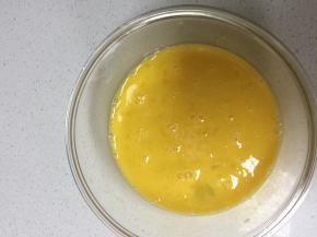 把鸡蛋打匀，加入少许盐