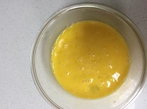 把鸡蛋打匀，加入少许盐