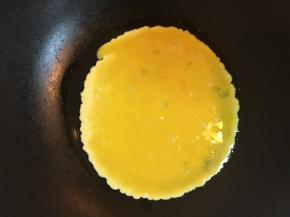 在油锅里打入蛋饼