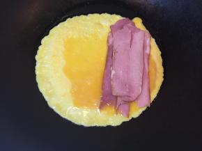 煎到一面熟了后加入培根片，注意不要翻面，