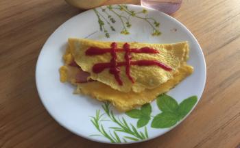 在锅里再煎2分钟后出锅，涂上番茄酱即可