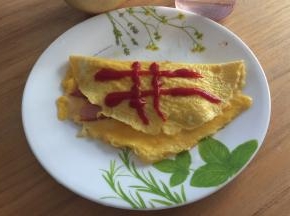 在锅里再煎2分钟后出锅，涂上番茄酱即可