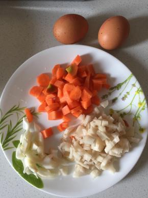 将胡萝卜、藕切成小块，大葱切块备用，准备2个鸡蛋