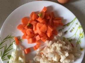 将胡萝卜、藕切成小块，大葱切块备用，准备2个鸡蛋