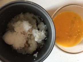 把鸡蛋打匀，加入少许盐，剩饭准备好