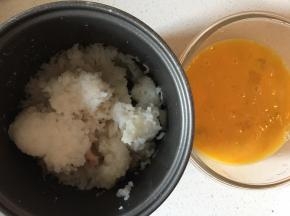 把鸡蛋打匀，加入少许盐，剩饭准备好