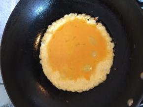 在锅里加入打好的鸡蛋，煎熟