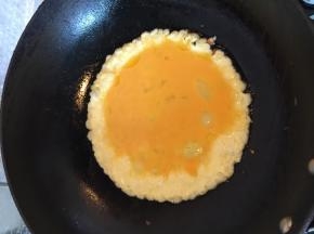 在锅里加入打好的鸡蛋，煎熟