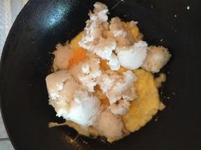 鸡蛋锅里加入剩饭，把鸡蛋炒碎，并把胡萝卜丁和藕丁放进去一起翻炒
