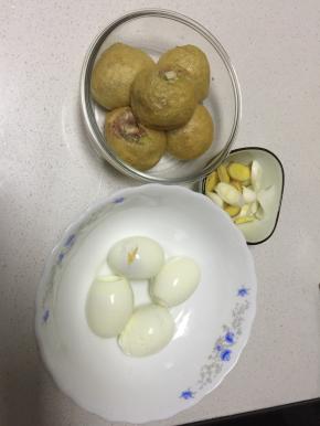 将肉沫洗干净，加入葱、姜、胡椒粉、鸡蛋、一点点油，调成肉馅，将油面筋捅开一个小口，把肉馅灌到油面筋里面，准备4个煮好的鸡蛋、少量姜、葱，