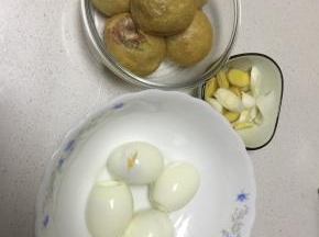 将肉沫洗干净，加入葱、姜、胡椒粉、鸡蛋、一点点油，调成肉馅，将油面筋捅开一个小口，把肉馅灌到油面筋里面，准备4个煮好的鸡蛋、少量姜、葱，