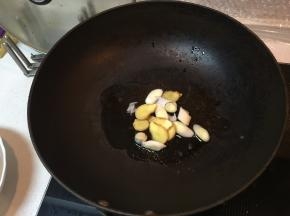 在锅里加入油，把姜、蒜放进去炒香，