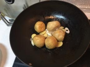 在锅里依次摆上五个油面筋