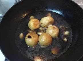 在锅里加入料酒、酱油、盐、糖以及少量的水，盖上锅盖，充分入味