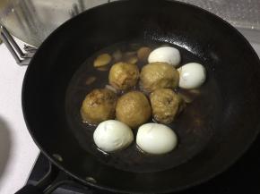 煮10分钟后加入鸡蛋继续烧